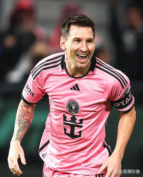 足球巨星巅峰对决：C罗VS贝利，谁是王者？