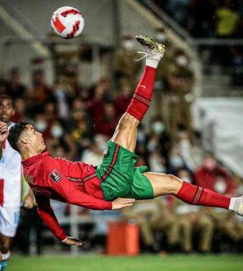 罗纳尔多VS C罗:谁是足坛历史最强前锋?