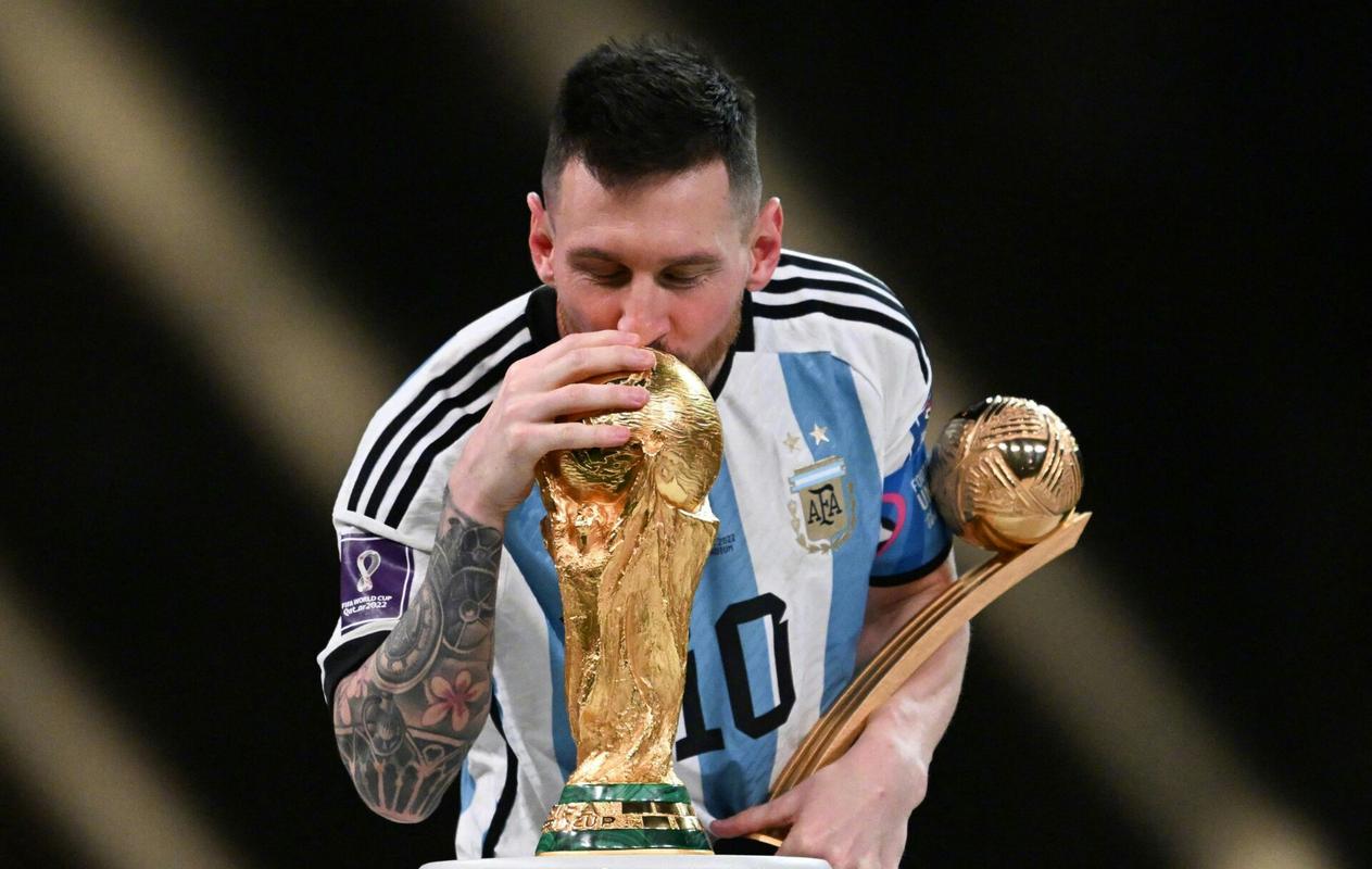 年度最佳中场花落梅西,实至名归!