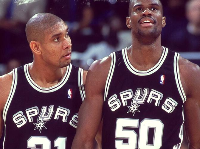 马刺拿过几个NBA总冠军?传奇王朝的兴衰,马刺五冠辉煌背后的辛酸!