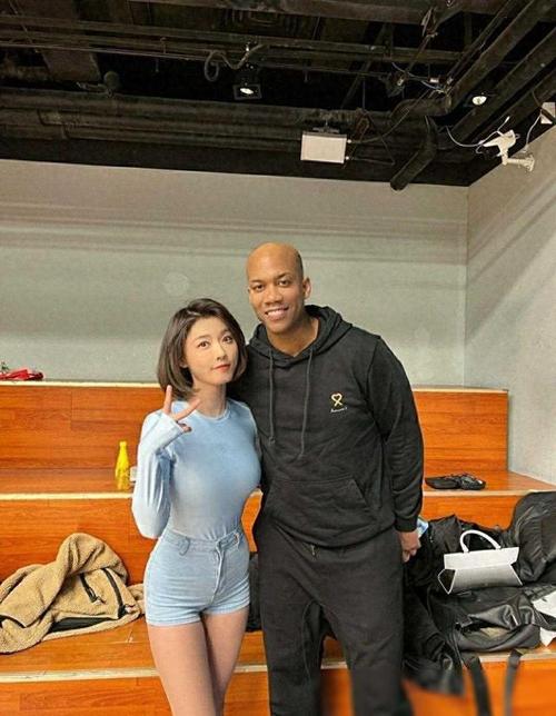 想知道马布里现在在哪？他已落户香港，与家人开启全新篇章！
