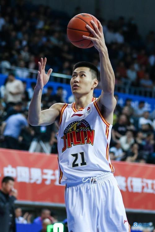 吴昌泽在吉林男篮穿几号球衣？他之前的号码是多少？