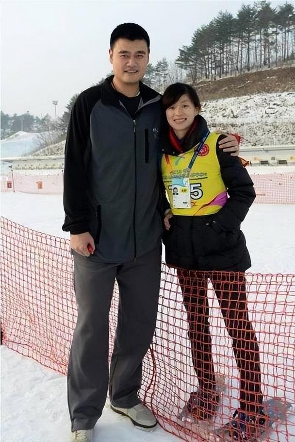 你知道姚明老婆叶莉有多高吗？答案绝对让你吃惊！