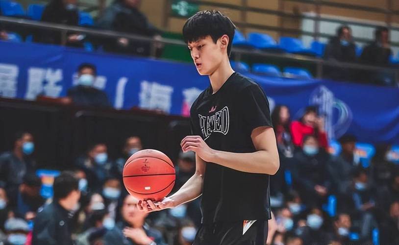 曾凡博的身高是多少厘米？深度分析他的篮球实力和未来