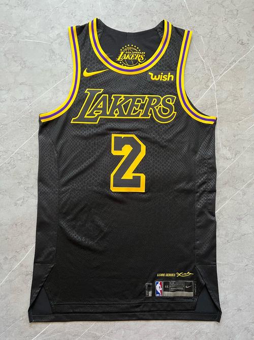 篮球巨星帕楚里亚的球衣号码是多少？