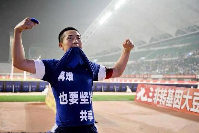 大连足球名将闫相闯退役了吗？职业生涯回顾