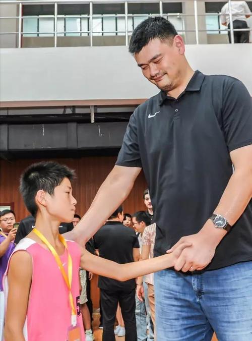 姚明现在还在公众视野吗？他最近的动向和工作是什么？