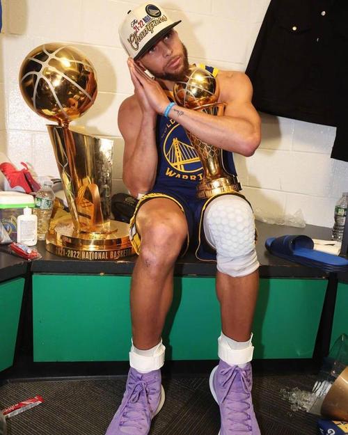 震惊!库里竟然拿过这么多总冠军?