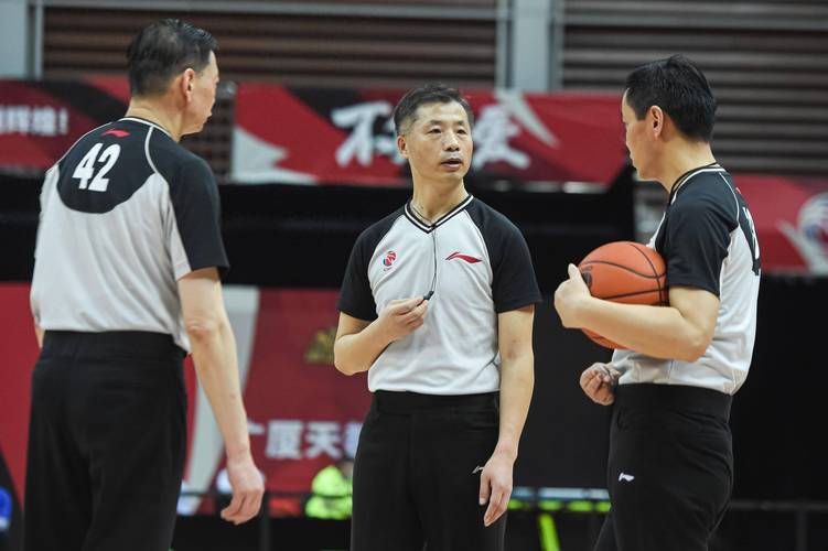 前CBA球星王仕鹏身高究竟多少？球迷热议不断