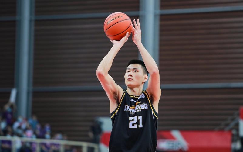 吴昌泽在吉林男篮穿几号球衣？他之前的号码是多少？