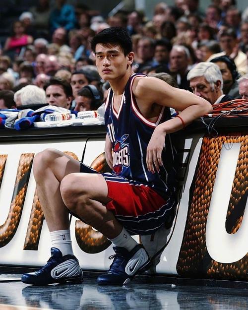姚明在哪支球队打球？揭秘他辉煌的NBA生涯！
