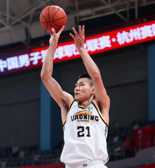 吴昌泽在吉林男篮穿几号球衣？他之前的号码是多少？