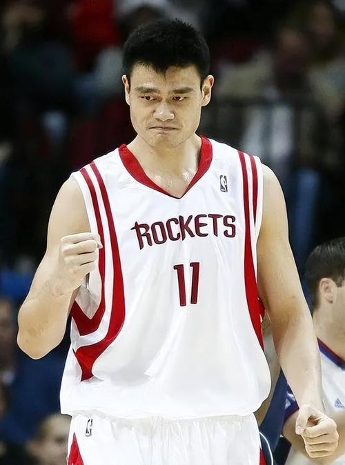 姚明在哪支球队打球？揭秘他辉煌的NBA生涯！