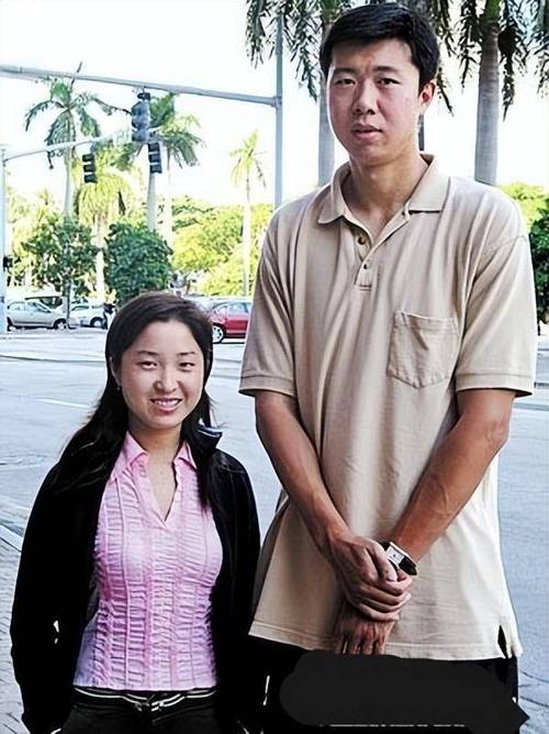 王治郅妻子身高曝光,这最萌身高差太可爱了