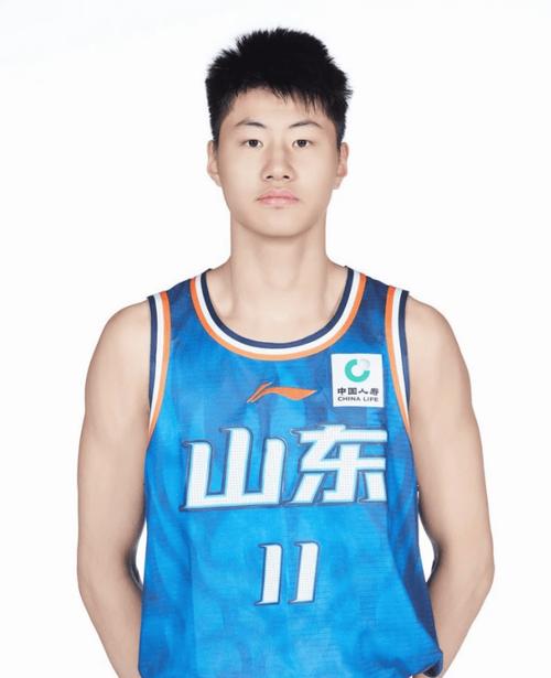 周鹏身高2米06是真的吗？深度解析他的身体素质和球技