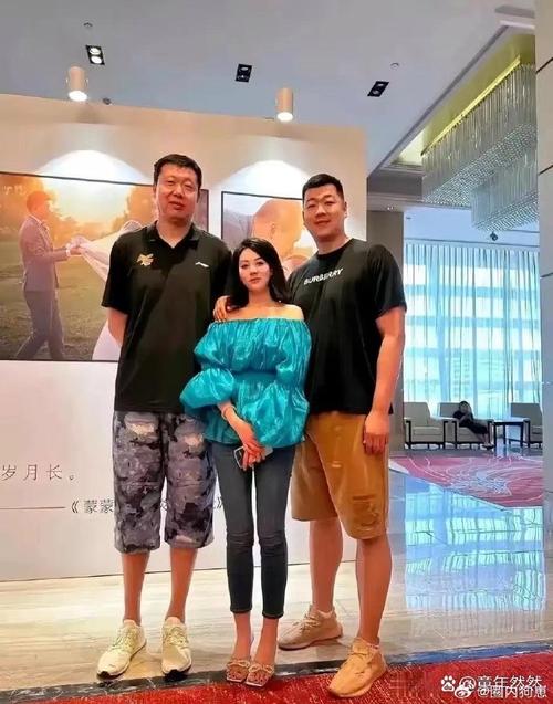 王治郅妻子身高曝光，这最萌身高差太可爱了