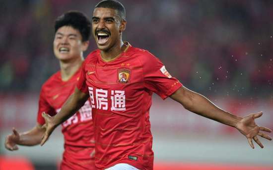 足球阿兰的国籍真相:他真的是中国人吗?