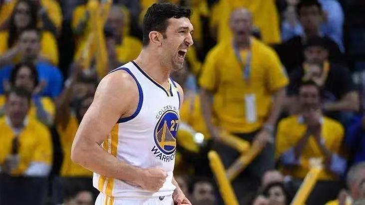 篮球巨星帕楚里亚的球衣号码是多少？