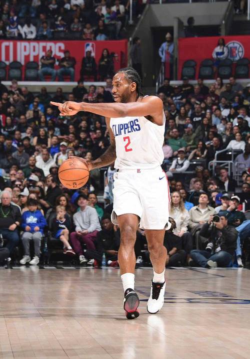 小前锋在篮球比赛中是几号位？详细介绍