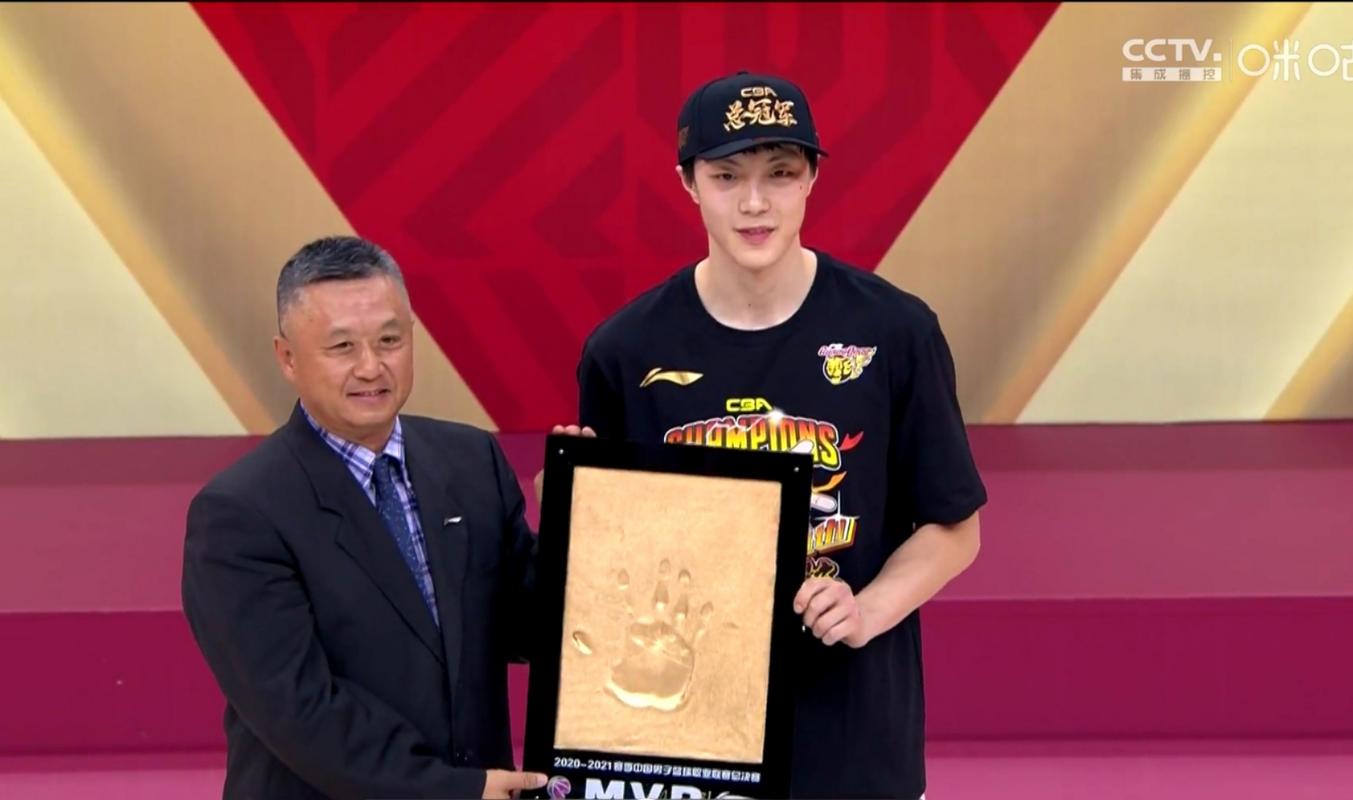 想知道胡明轩妈妈是谁？她到底有多厉害？