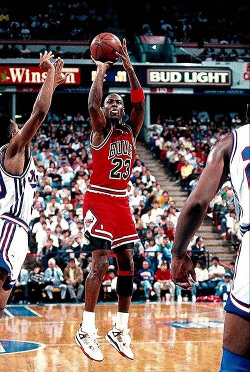 篮球巨星乔丹的年龄是多少？乔丹的精彩人生与财富