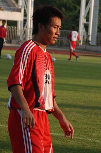 大连足球名将闫相闯退役了吗？职业生涯回顾