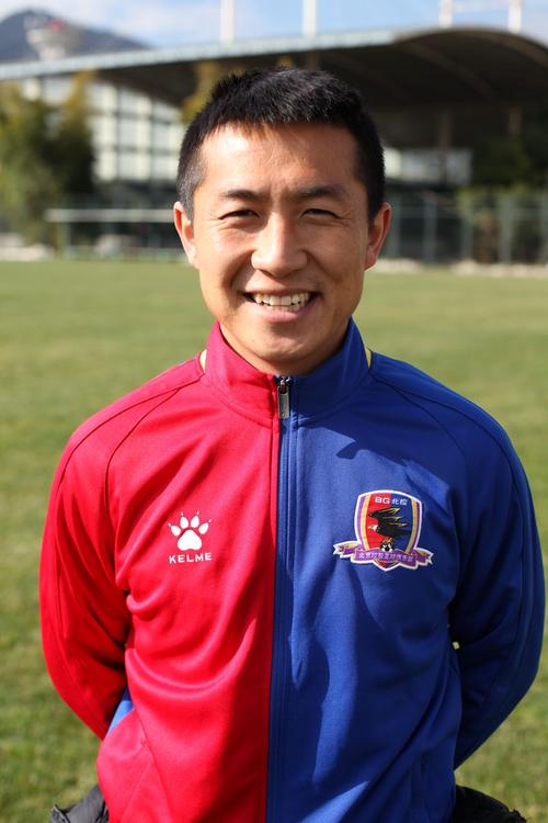 大连足球名将闫相闯退役了吗？职业生涯回顾