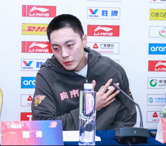 胡明轩是汉族吗？他的民族背景是什么？