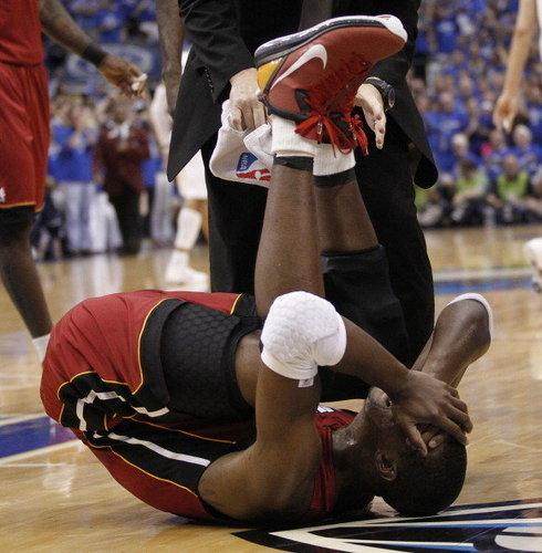 韦德意外受伤谁担责?细数球星受伤应对措施!