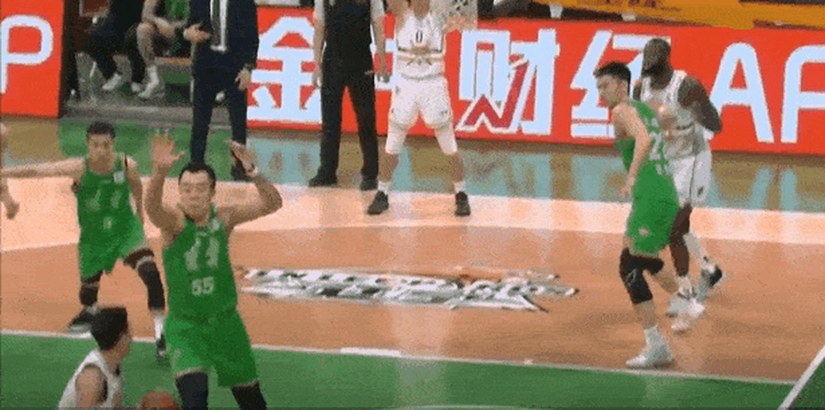 赵继伟封盖易建联影响分析(比赛转折关键解析)