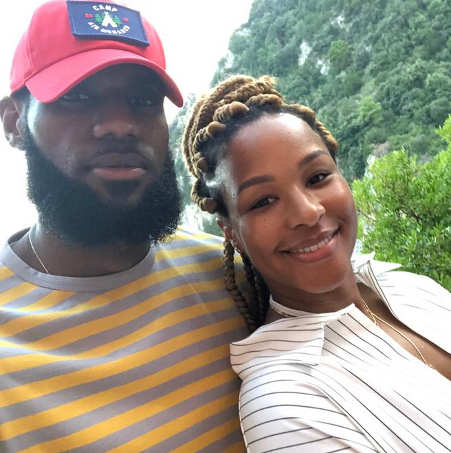 詹姆斯妻子突然晒婚纱照,球迷关心这对夫妻近况如何?