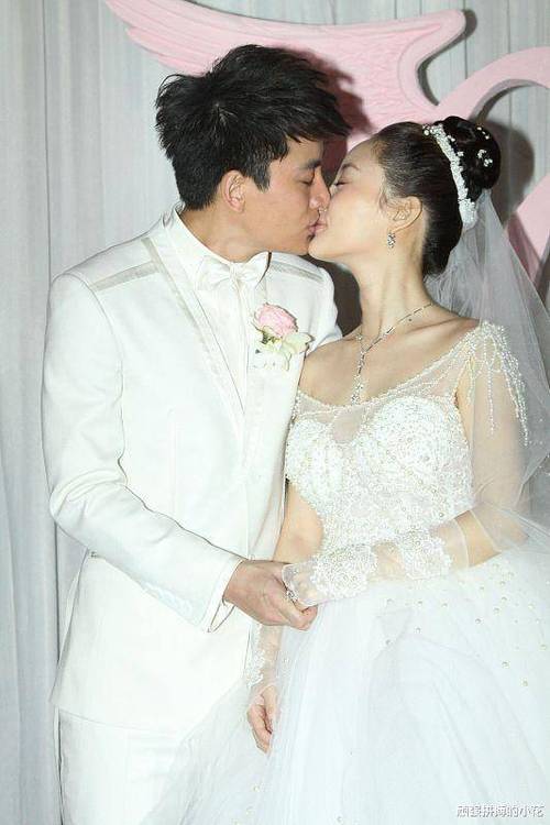 贾乃亮目睹别人求婚掩面而泣