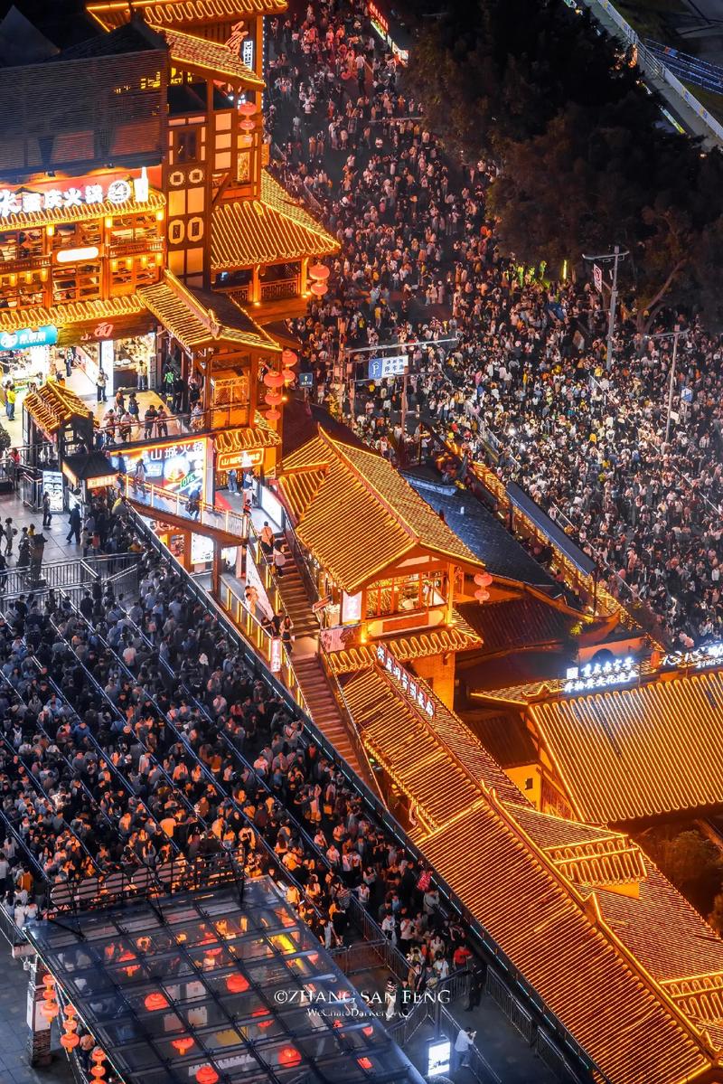 重庆洪崖洞为游客封路封桥与其他景点比？独特优势大解析！