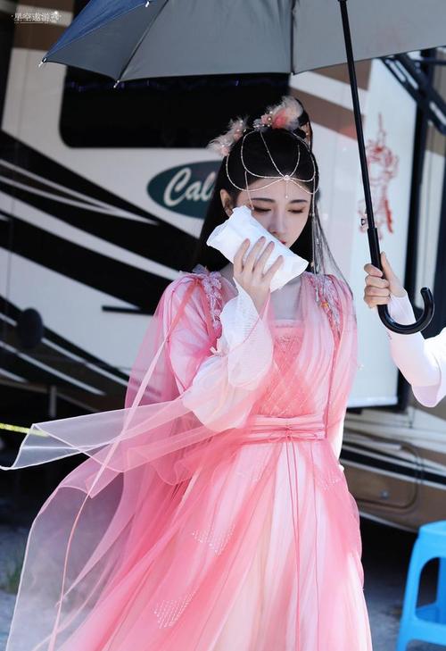 鞠婧祎粉色假发造型配什么妆容？搭配技巧时尚爆款！