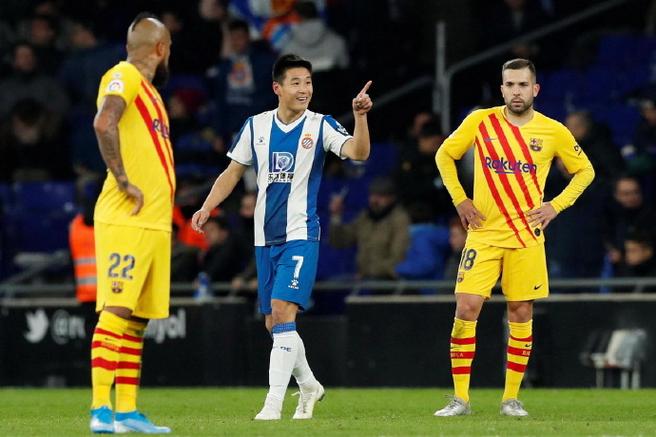 日本队员回欧洲的场面让武磊扎心了(揭秘中日球员差距5大原因)