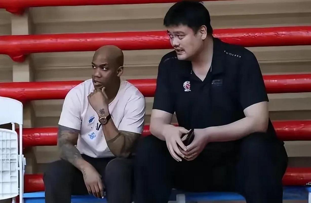 马布里晃倒姚明为啥这么出名?解析篮球历史时刻