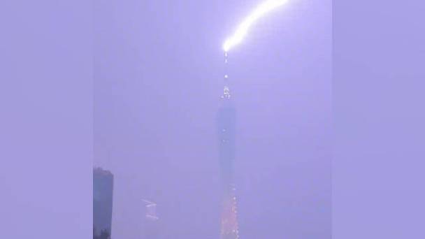 闪电击中广州塔怎么办?游客遇雷暴天气紧急应对措施