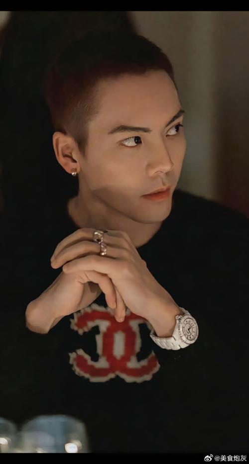 陈伟霆李易峰互摸寸头有多火？(爆红事件全程回顾)