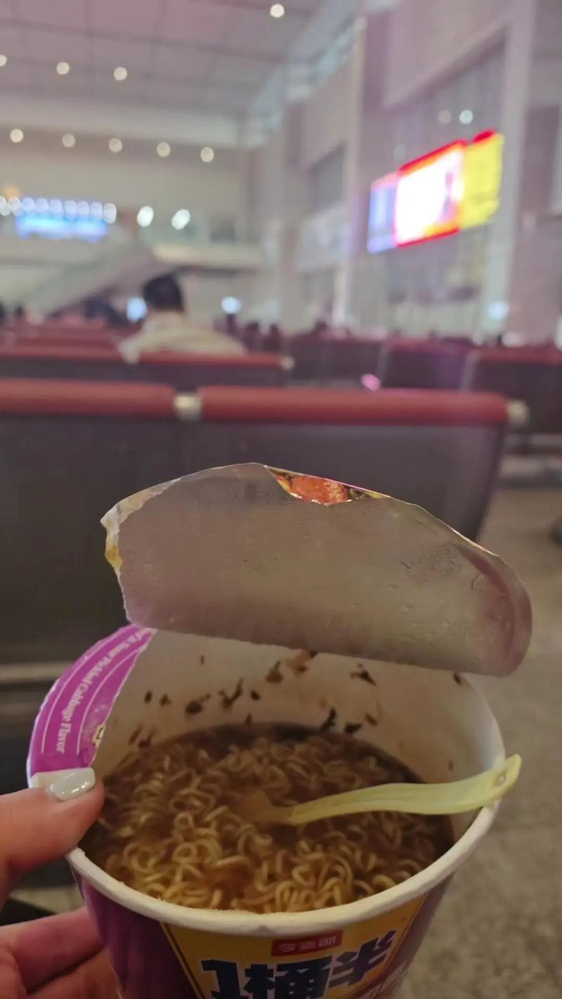 高铁吃泡面味道大怎么办？几个小技巧让你不尴尬！