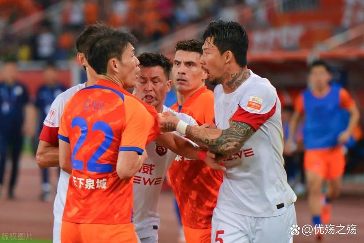 费莱尼中超第一球是何时踢的？回顾经典比赛精彩片段！