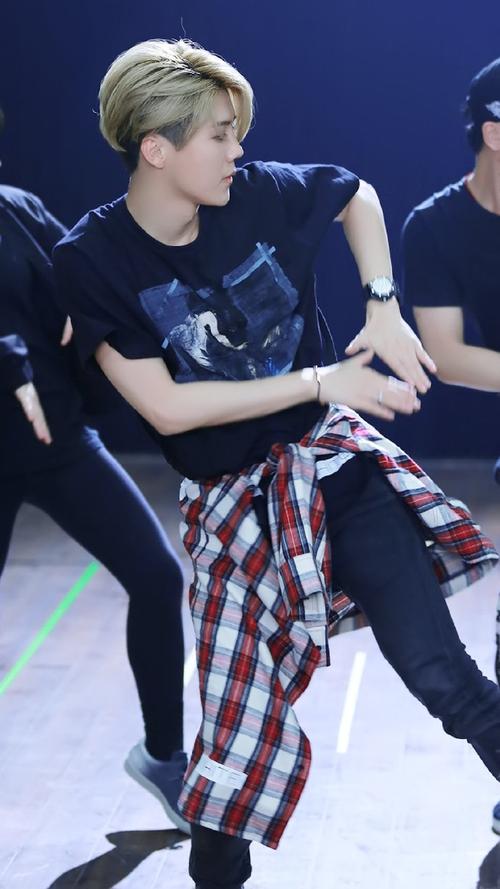 跟着鹿晗变猛男(这4个动作练出强壮胸肌)