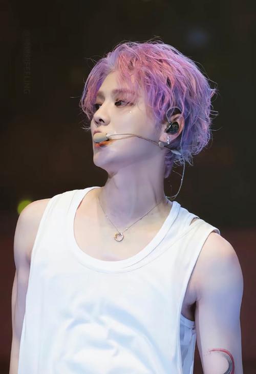 跟着鹿晗变猛男（这4个动作练出强壮胸肌）