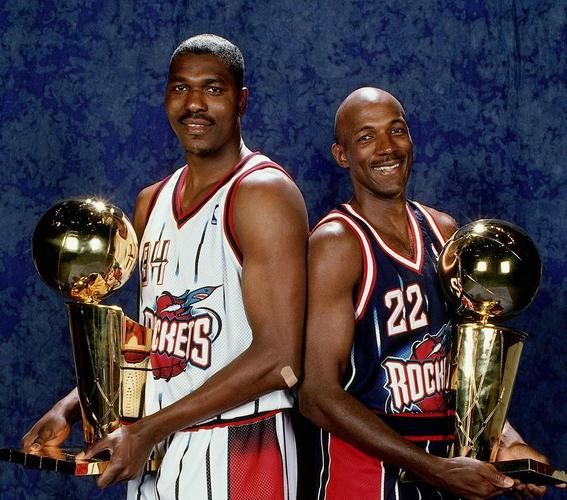 詹姆斯MVP比乔丹谁强?(深度分析两人实力对比!)