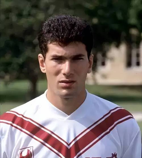 齐达内父母怎样带他离开阿尔及利亚并开启足球之路？