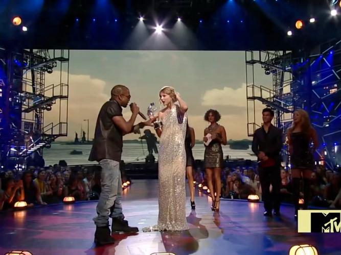 霉霉和侃爷怎么回事粉丝反应如何态度分化引热议!