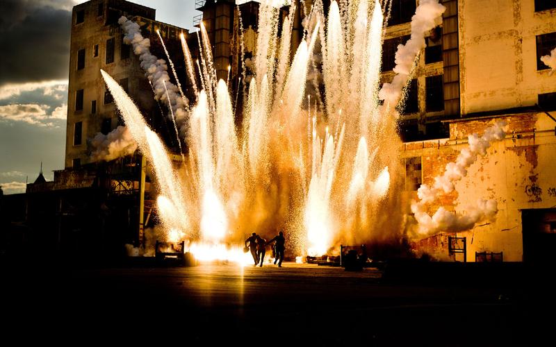 迈克尔贝的风格特点(揭秘爆炸场面的制作秘密)