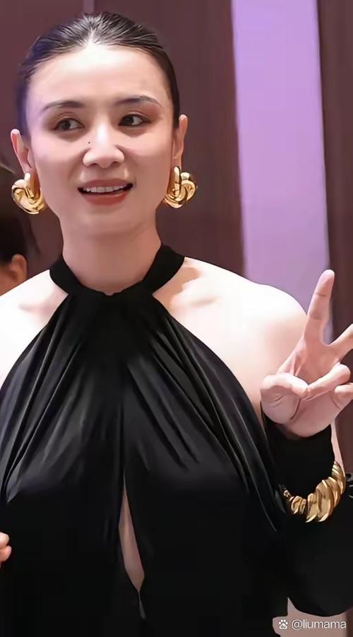 男人装雪姨封面炸锅!网友狂赞她的自信风采