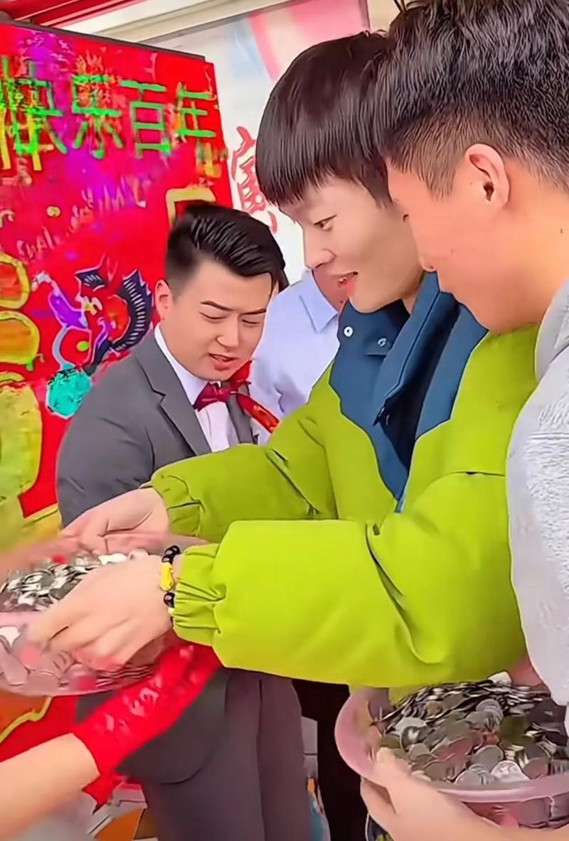 朋友婚礼男子随3000枚硬币震惊全场!新人现场表情太真实