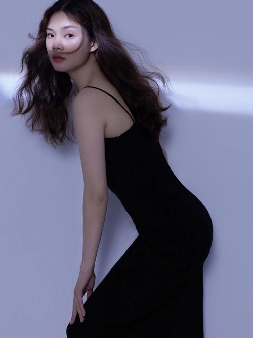 本泽马女友长什么样？高清写真合集和身材特写大曝光！