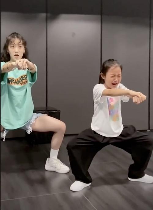 李小璐晒甜馨练舞蹲马步视频引热议，网友真实评价汇总！